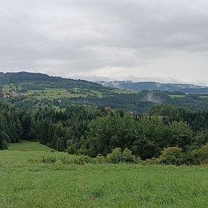 2024-08-03 16:01 - Beskid Wyspowy (Potaczkowa a Adamczykowa - kopce s výhledy)