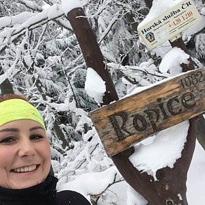 Jana Jedináková na vrcholu Ropice (23.1.2022 15:44)