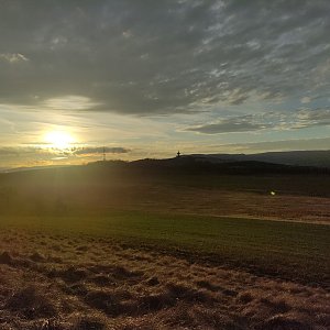 bezdakdan na vrcholu Morový pahorek (13.3.2023 17:36)