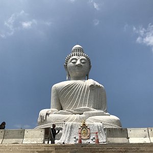 man1equilla na vrcholu Phuket Big Buddha (3.3.2019 12:17)