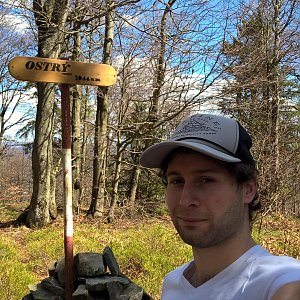 Jack Skurello na vrcholu Ostrý (14.4.2018 12:55)