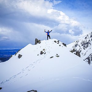 Jiří Králík na vrcholu Czuba nad Karbem (15.4.2023 15:26)