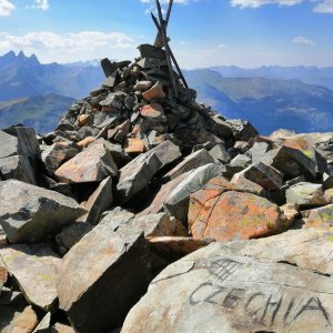 Oski na vrcholu Pointe de la Sandonière (19.8.2023)