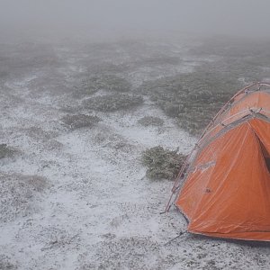 Jan Matiášek na vrcholu Hora Dzembronya (15.4.2016 6:05)