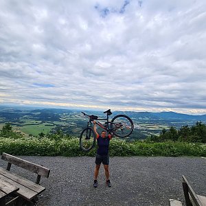 Sandra Blazkova na vrcholu Velký Javorník (1.7.2021 16:23)